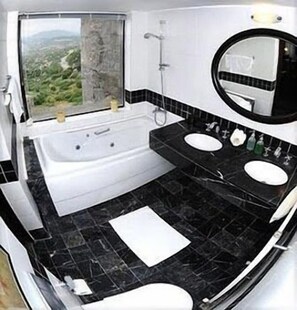 Orsa Suite Room - Continental Breakfast | Bathroom | Shower, hydromassage showerhead, hair dryer
