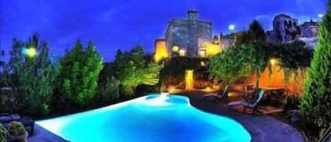 Una piscina al aire libre de temporada