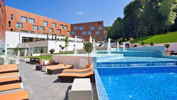 2 piscinas internas, piscina externa, guarda-sóis, espreguiçadeiras