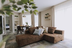 Studiosuite – deluxe, 1 kingsize-seng, badstue, bassengutsikt | Oppholdsområde | LCD-TV og filmkjøp