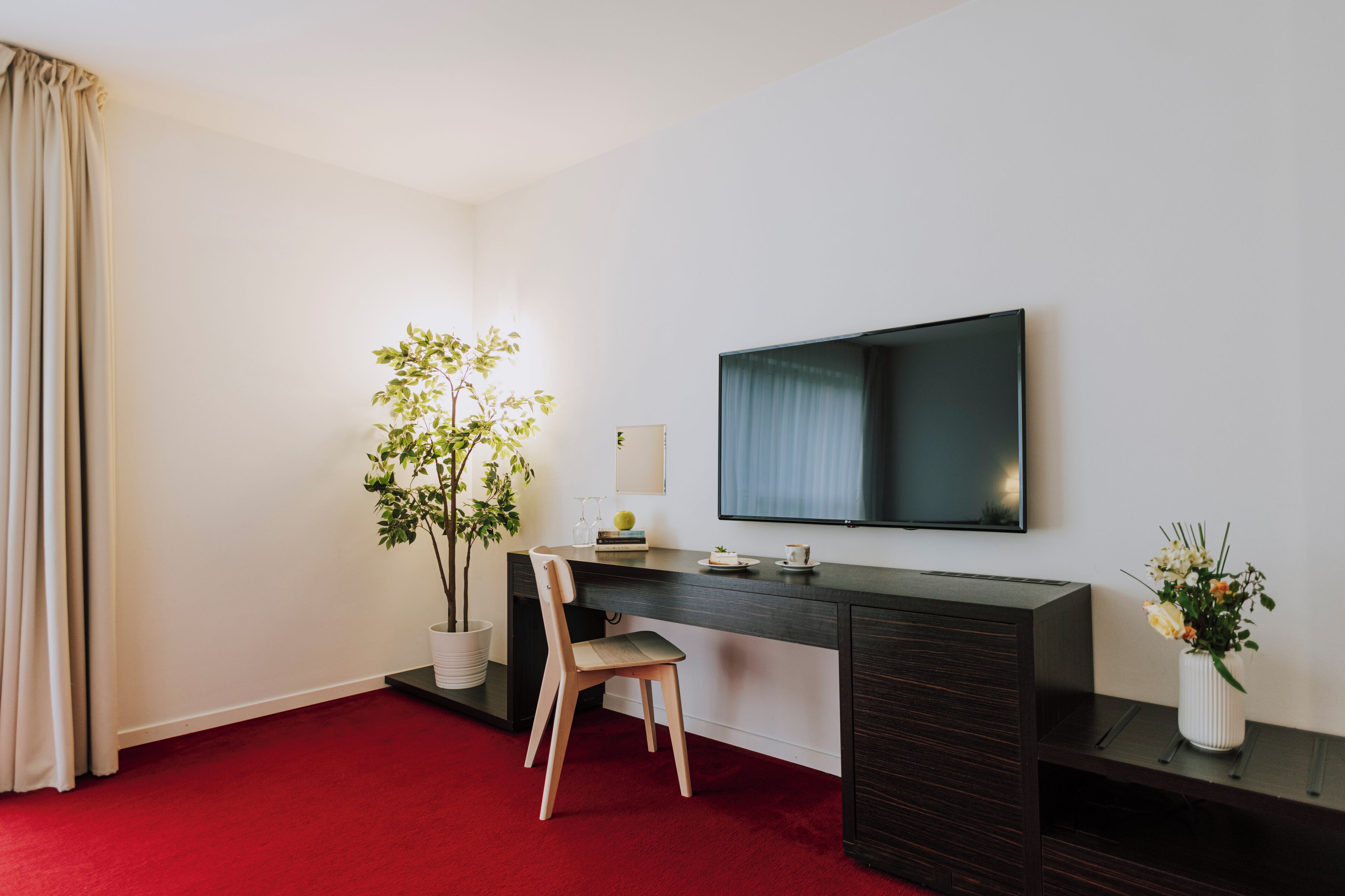 minibar, desk, soundproofing, free wifi