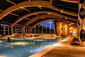 An indoor swimming pool with arched wooden ceilings and a large sculpture. - Hotel Terme Sveti Martin (Sveti Martin na Muri)