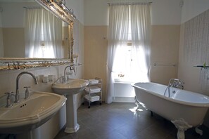 コンフォート ダブルまたはツインルーム | バスルーム | バスアメニティ (無料)、ヘアドライヤー、スリッパ、タオル