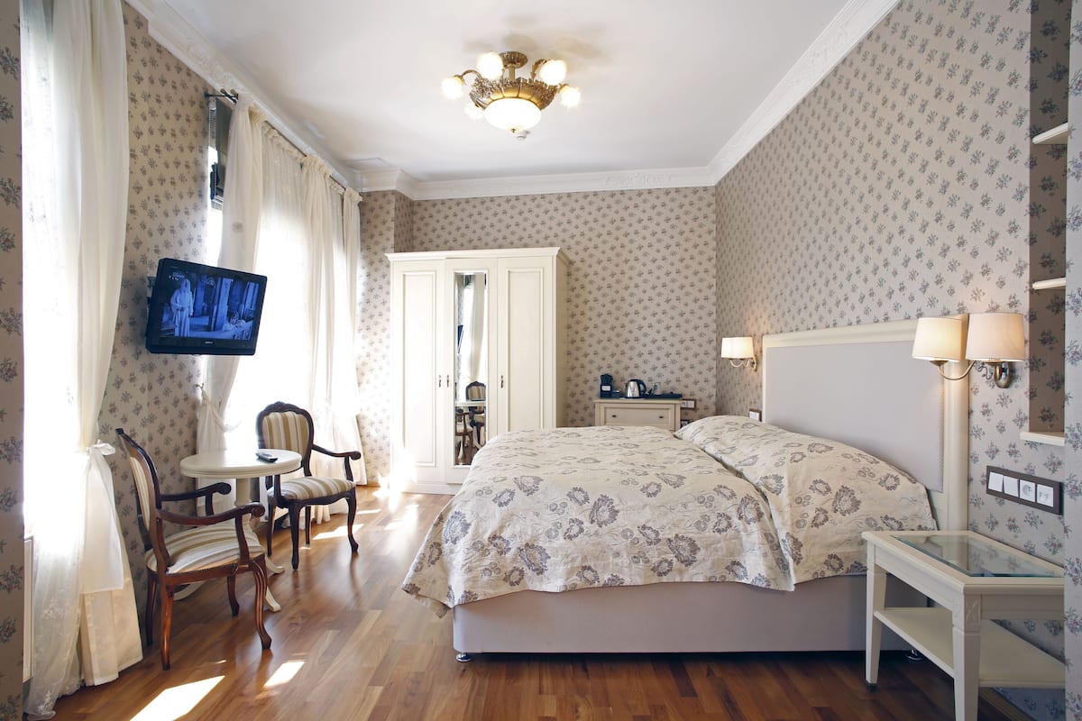 Comfort kamer, 1 twee- of 2 eenpersoonsbedden | 1 slaapkamer, een minibar, een kluis op de kamer, een bureau