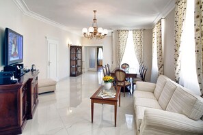 Suite presidencial | Área de sala de estar | Televisión de pantalla plana 