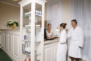 Sauna, tina de hidromasaje, tratamientos corporales y baños de barro 