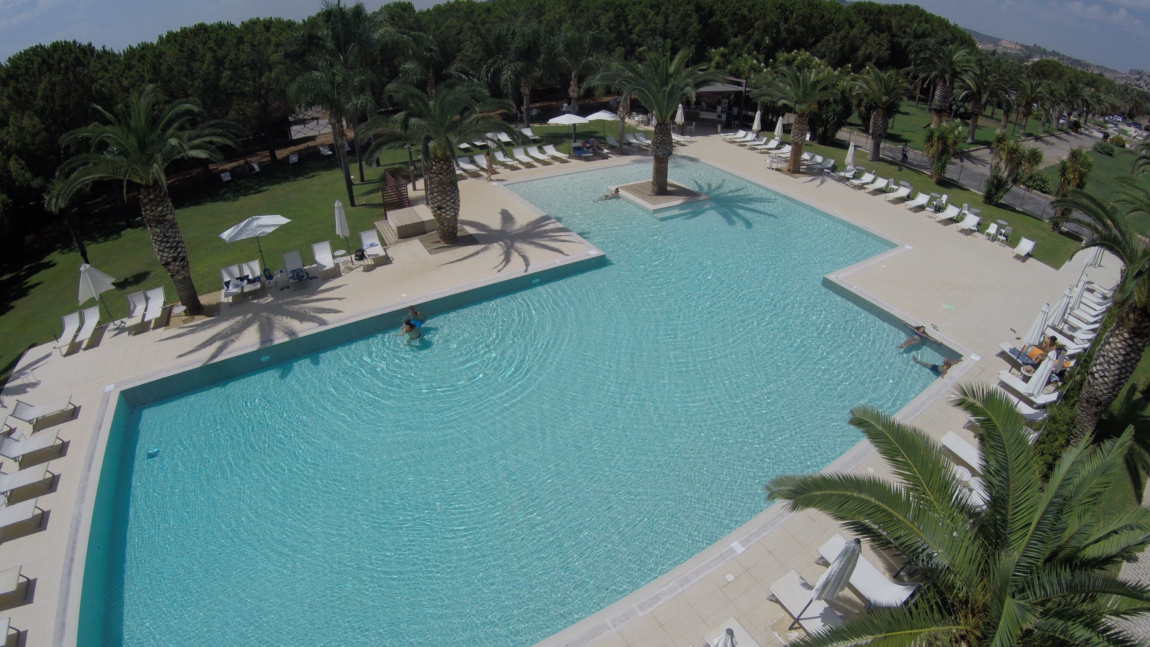 Piscina coperta, piscina stagionale all'aperto, ombrelloni da piscina