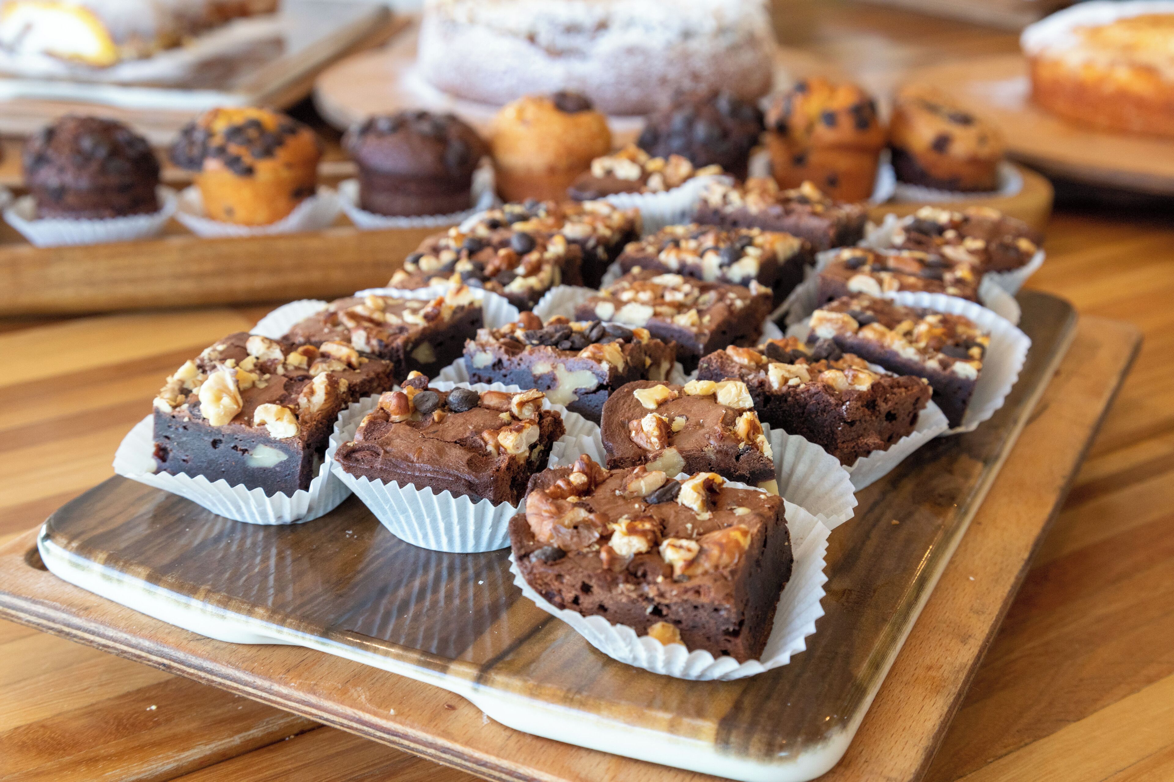 Un plateau de brownies sur une table en bois.