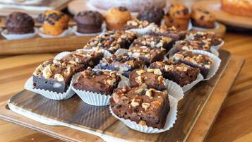 Een dienblad met brownies op een houten tafel.