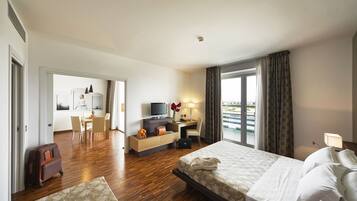 Suite | Minibar, in-room safe, desk, blackout drapes