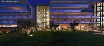 Framhlið gististaðar – að kvöld-/næturlagi