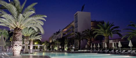 Una piscina cubierta, una piscina al aire libre de temporada, sombrillas