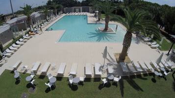 Innenpool, Außenpool (je nach Saison geöffnet), Sonnenschirme