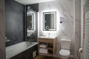 Superior tweepersoonskamer, bad | Badkamer | Gratis toiletartikelen, een haardroger, handdoeken