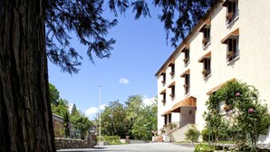 Front of property - Hotel Les Cèdres (Joyeuse)