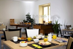 Buffet breakfast for a fee