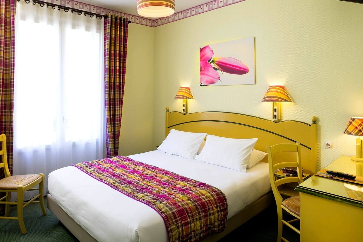 In-room safe, desk, WiFi (free)