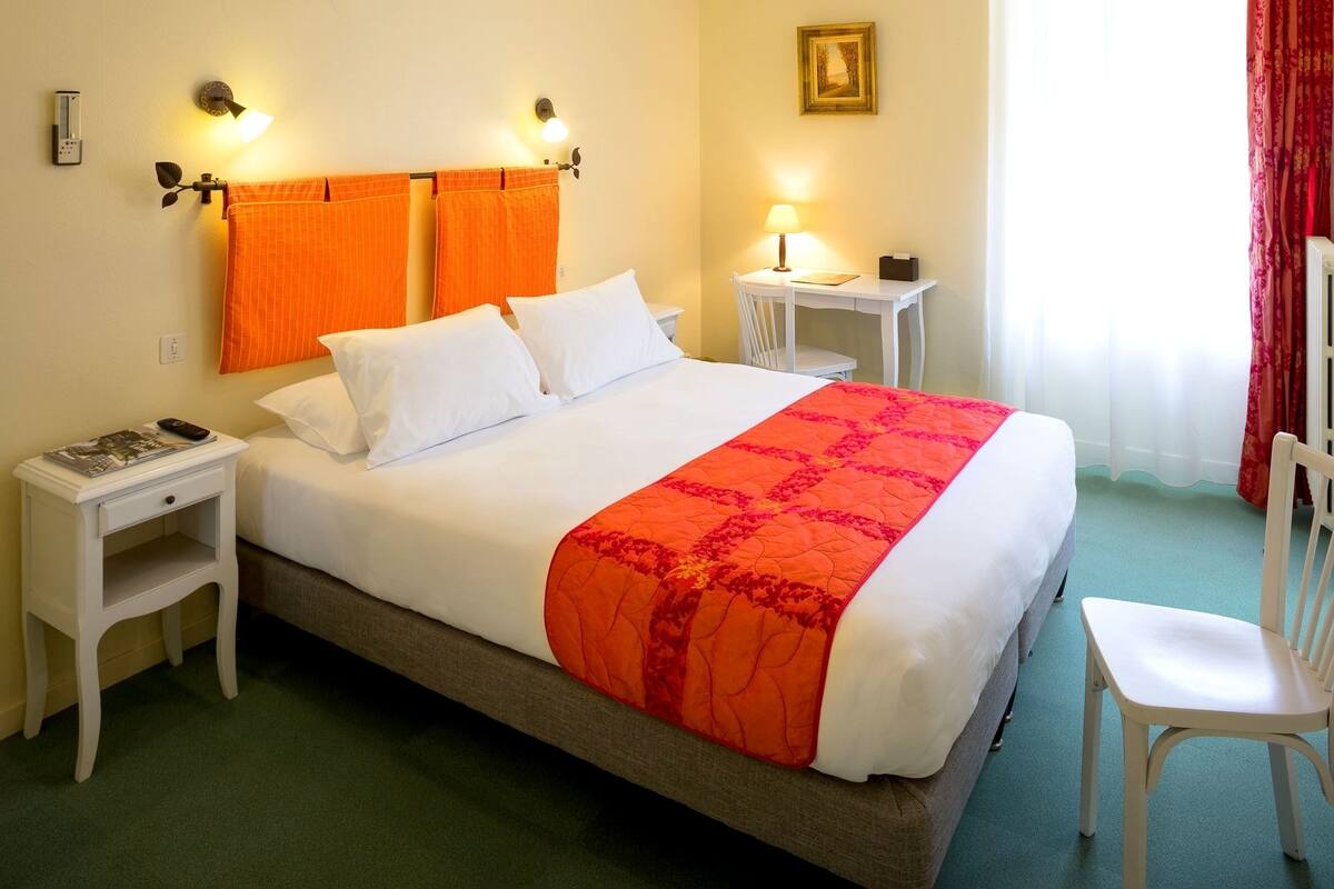 In-room safe, desk, WiFi (free)