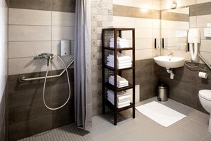 Douche, articles de toilette gratuits, sèche-cheveux
