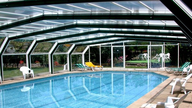 Outdoor pool, sun loungers - Hotel Les Cèdres (Joyeuse)