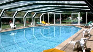 Hồ bơi ngoài trời, ghế dài tắm nắng