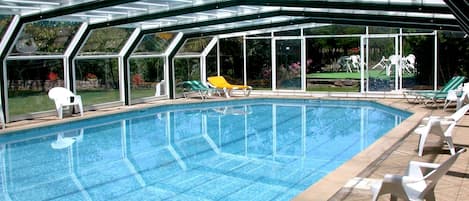 Piscine extérieure, chaises longues