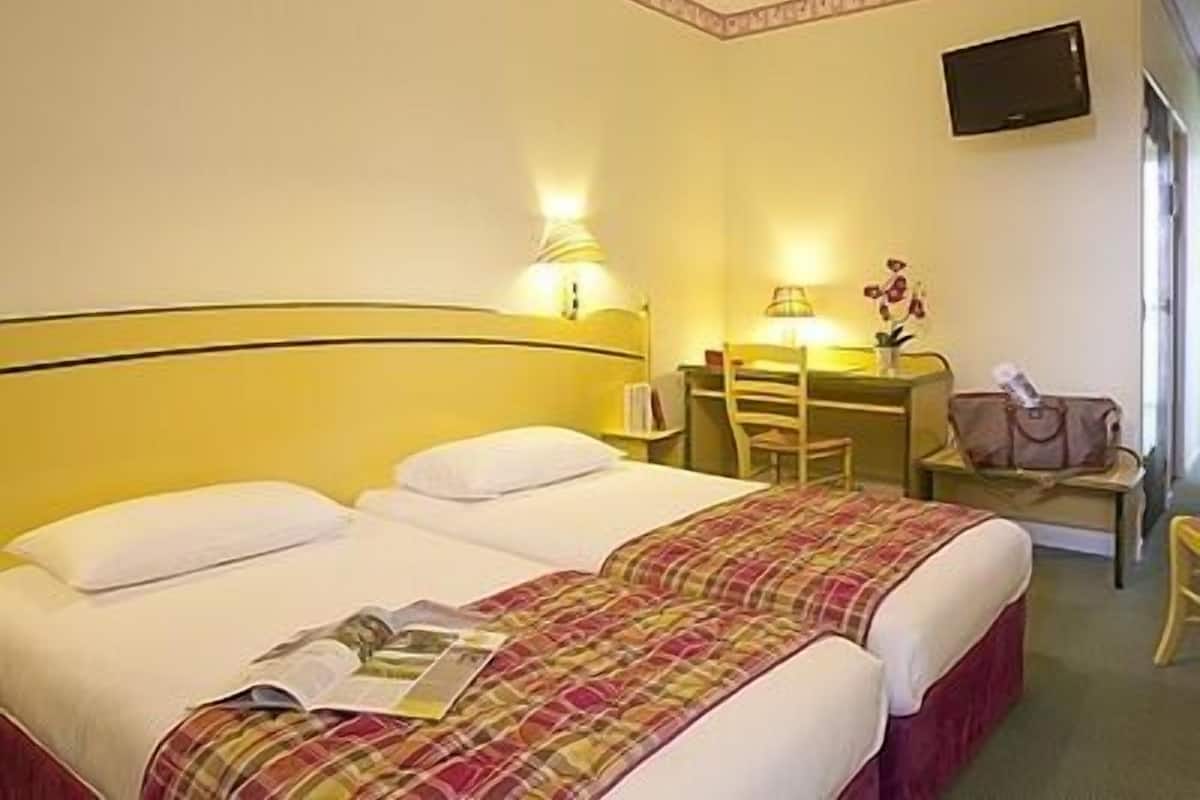 In-room safe, desk, WiFi (free)