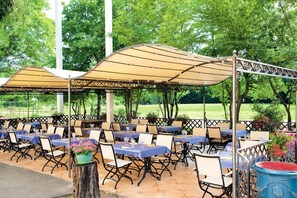 Terrace/patio - Hotel Les Cèdres (Joyeuse)