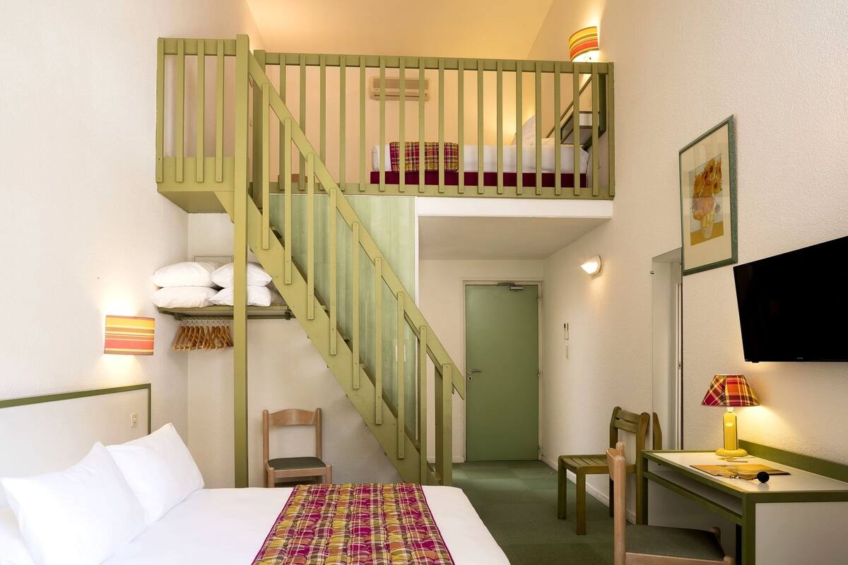 In-room safe, desk, WiFi (free)