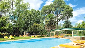 Piscine extérieure, chaises longues