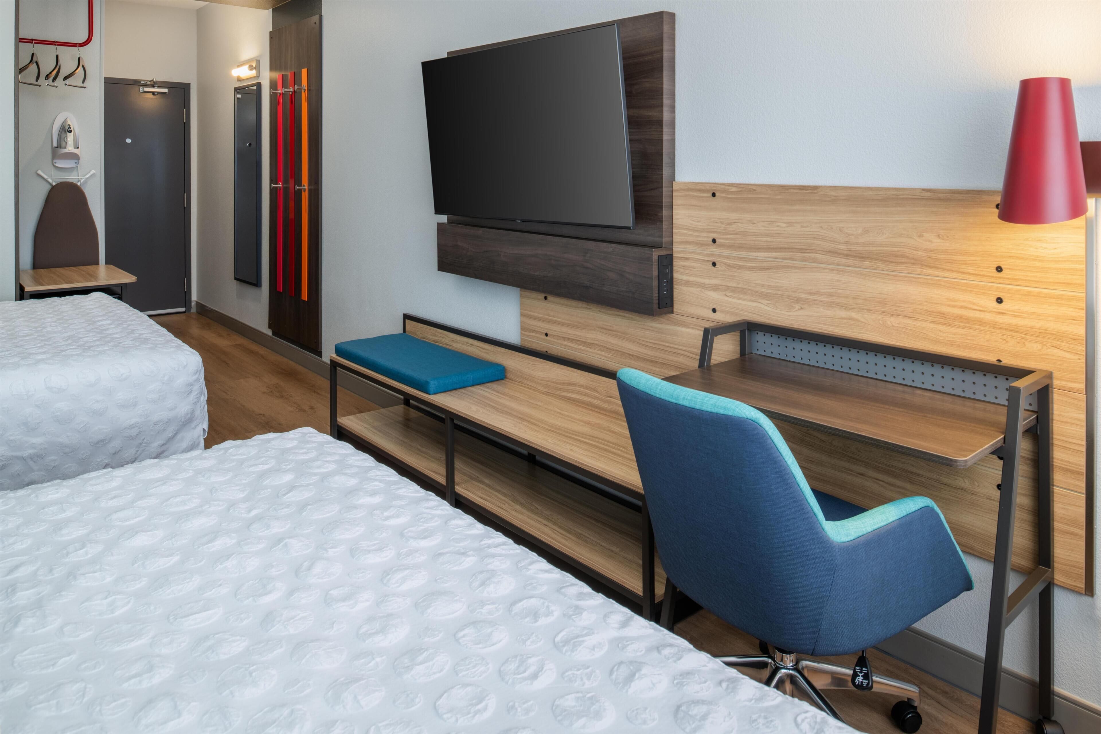 Habitación, 2 camas Queen size | Escritorio, tabla de planchar con plancha, wifi gratis y ropa de cama 
