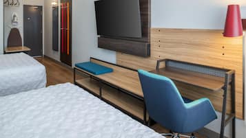 Habitación, 2 camas Queen size | Escritorio, tabla de planchar con plancha, wifi gratis y ropa de cama