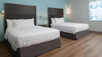 Quarto, 2 camas Queen, acessível (Hearing) | Escrivaninha, ferros/tábuas de passar roupa, Wi-Fi de cortesia