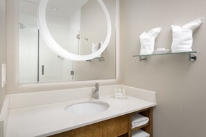 Articles de toilette gratuits, sèche-cheveux, serviettes fournies