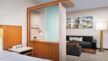 Edredón, caja de seguridad en la habitación y escritorio