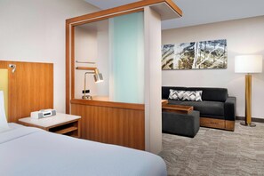 Dundyner, safe på rommet, skrivebord og blendingsgardiner