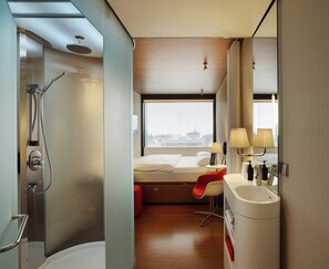 Premium bedding, pillowtop beds, in-room safe, desk - citizenM Glasgow (Glasgow)