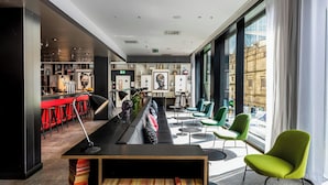 Un espace de détente moderne avec un long comptoir, des sièges et une bibliothèque.