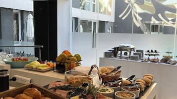 Petit déjeuner en libre-service compris tous les jours