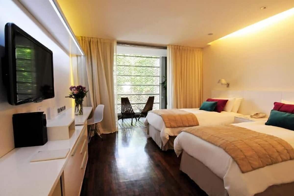 Premium bedding, pillow-top beds, minibar, in-room safe