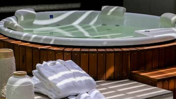 Deluxe Room | Private spa tub