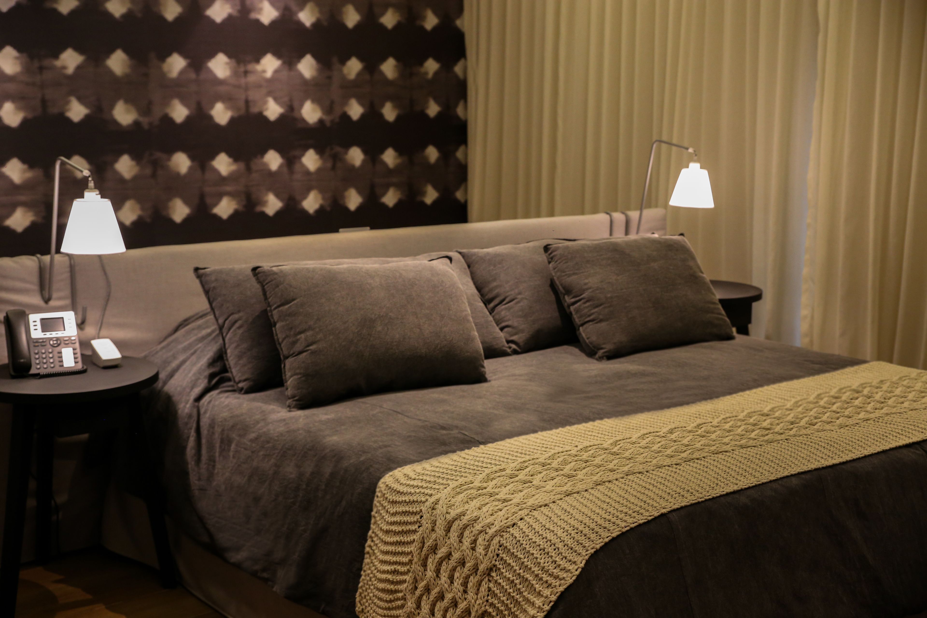 Ropa de cama de alta calidad, colchones con pillow-top y minibar 