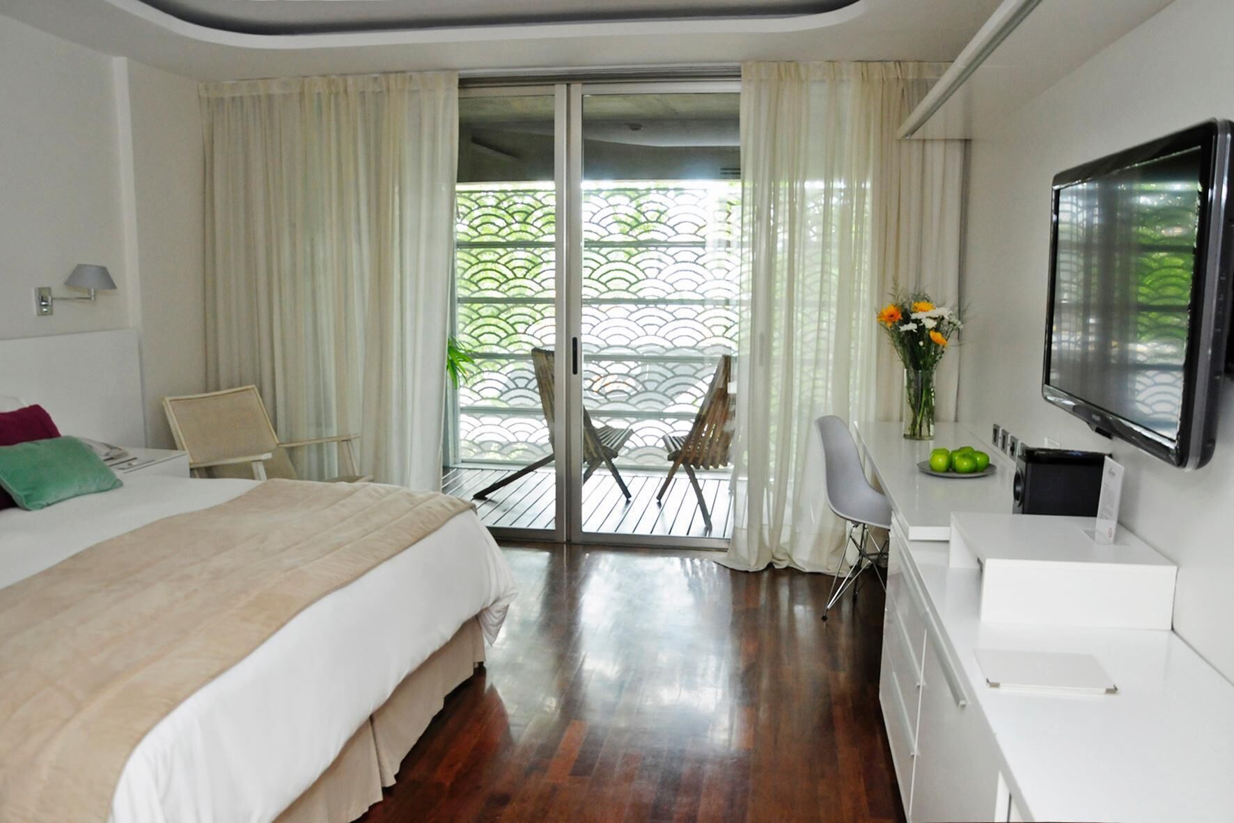 Ropa de cama de alta calidad, colchones con pillow-top y minibar 