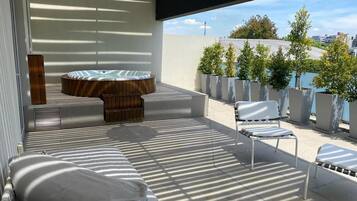 Ropa de cama de alta calidad, colchones con pillow-top y minibar