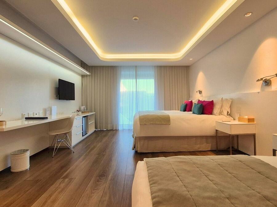 Habitación triple clásica | Ropa de cama de alta calidad, colchones con acolchado adicional, minibar