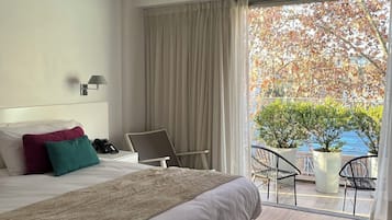 Ropa de cama de alta calidad, colchones con pillow-top y minibar