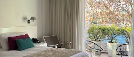 Chambre Classique | Literie de qualité supérieure, surmatelas, minibar