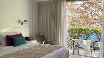 Ropa de cama de alta calidad, colchones con pillow-top y minibar