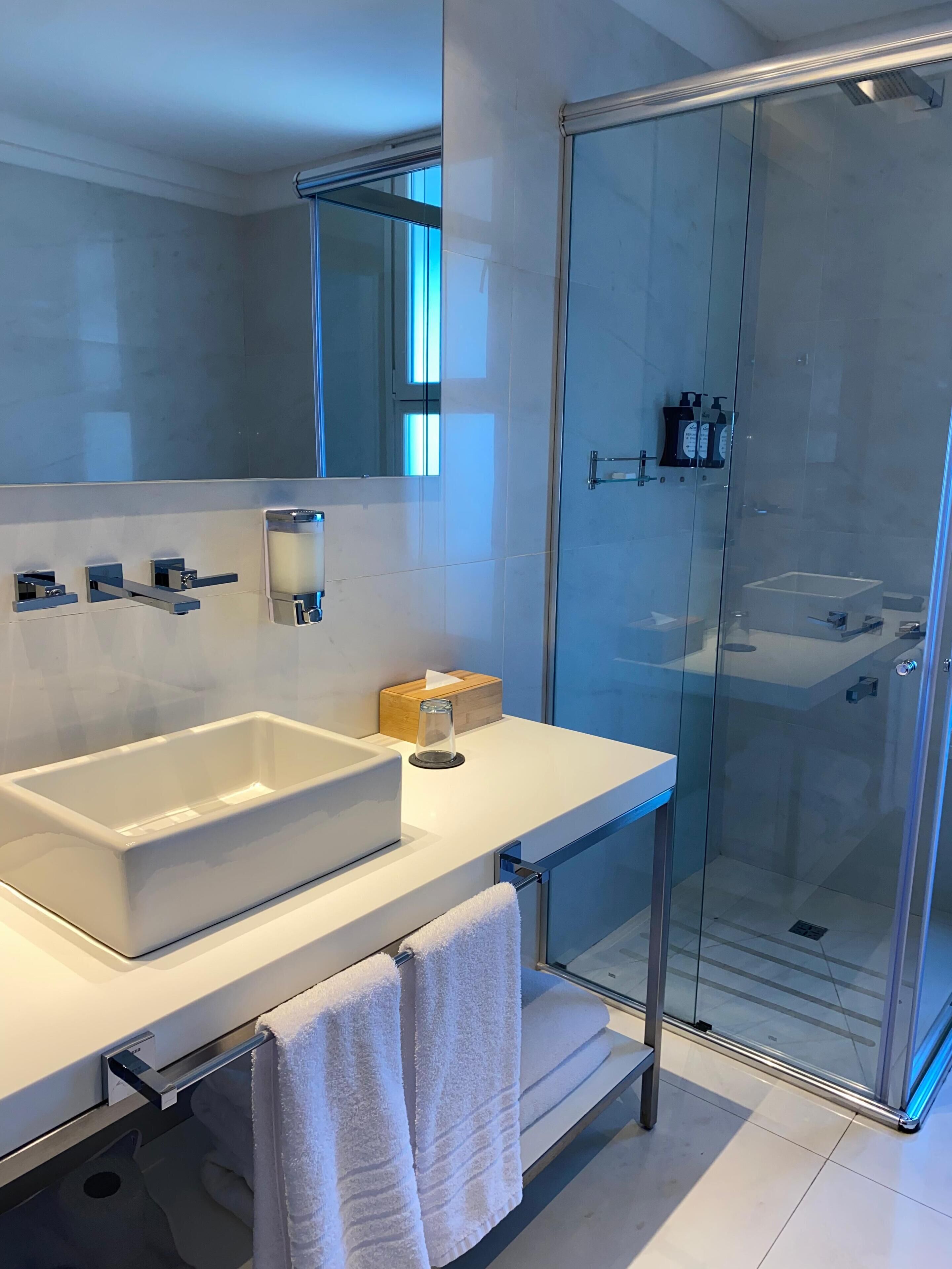superior room | bathroom | combined shower/bathtub, deep-soaking bathtub, free toiletries
