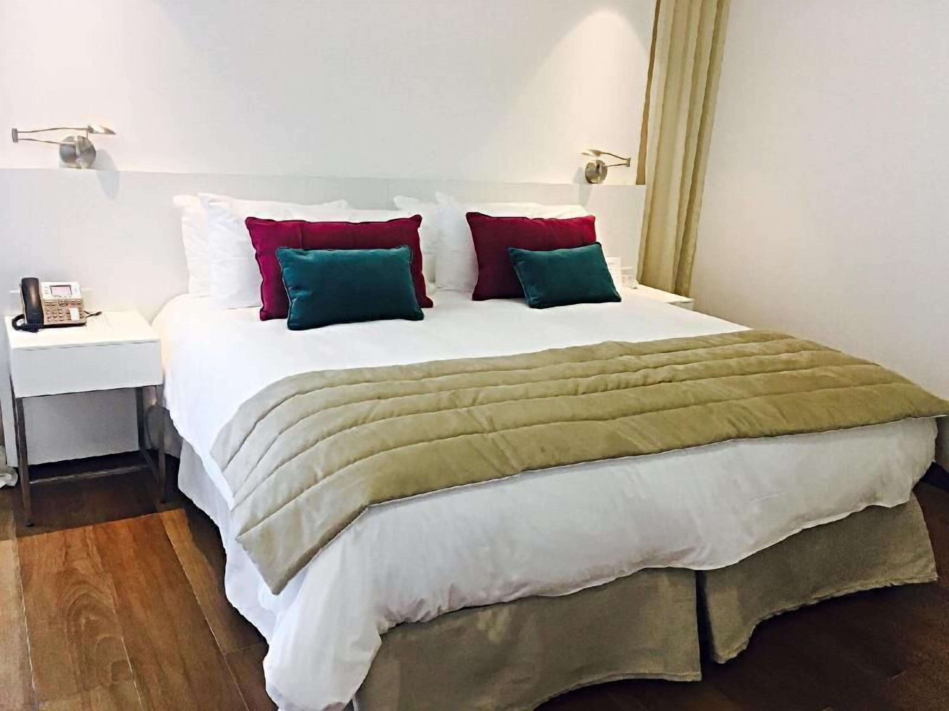 Ropa de cama de alta calidad, colchones con pillow-top y minibar 